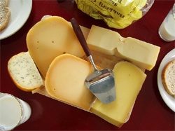 Un vassoio di formaggi vari