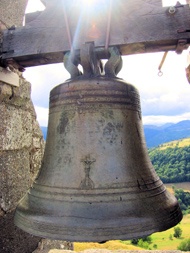 Una campana in bronzo
