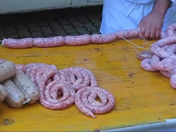 La preparazione delle salsicce in uno stabilimento italiano